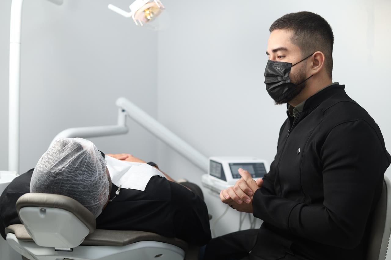 Dr. Gabriel Melo realizando planejamento cirúrgico guiado para implantes